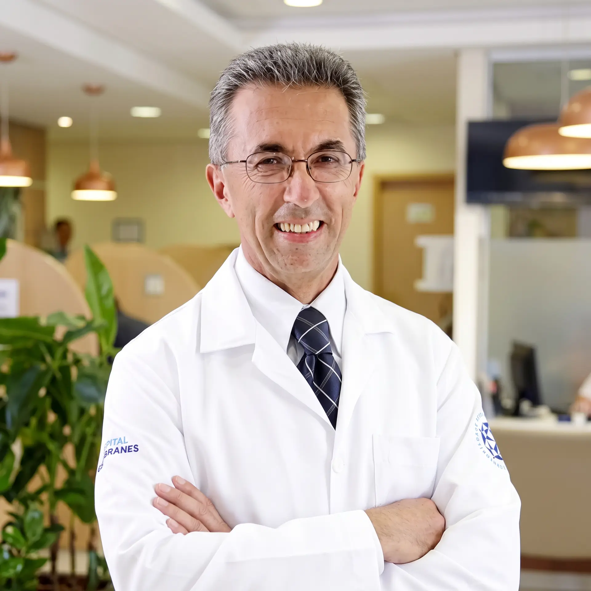 Prof. Dr. Wilson Jacob Filho, de jaleco branco, sorrindo