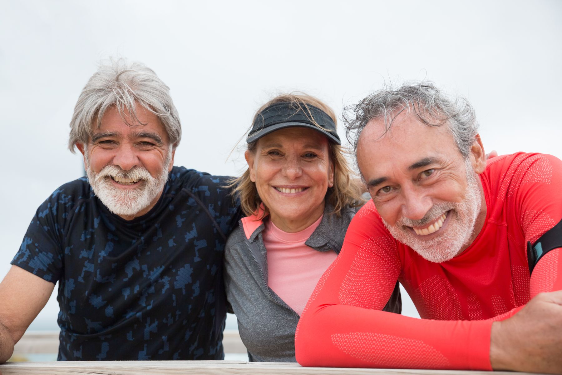 Amigos com mais de 60 anos após uma atividade física ao ar livre