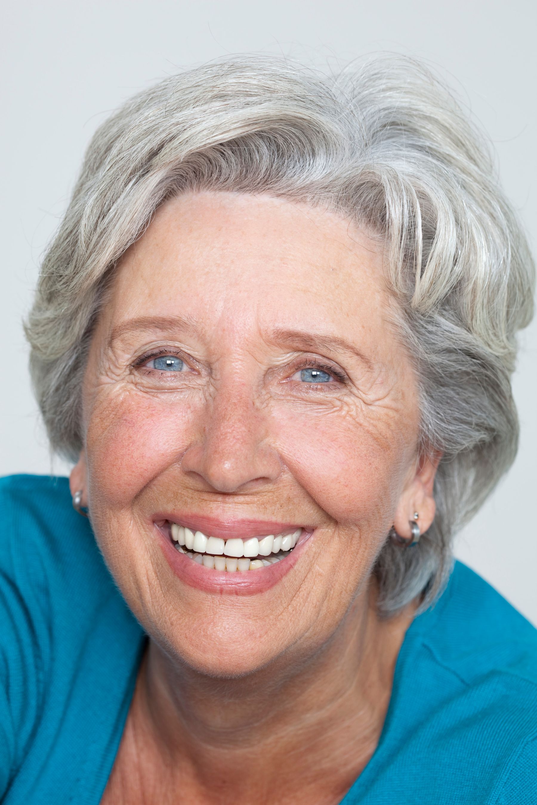 Retrato de mulher de cabelos prateados sorrindo