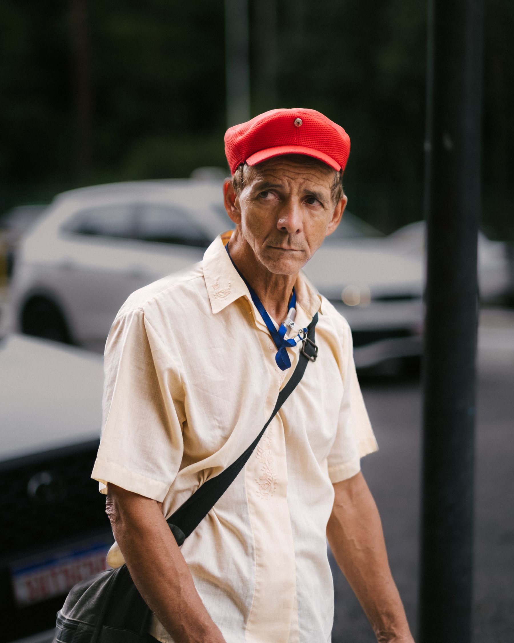 Senhor caminhando por uma rua de São Paulo